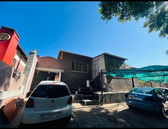 9 BEDROOM HOUSE FOR SALE IN BEZUIDENHOUT VALLEY